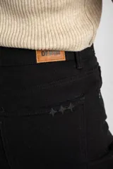 Jean de corte wide leg y tiro medio, confeccionado en algodón peinado de color negro. Presenta un diseño de pierna ancha con ruedo deshilachado y cierre frontal con botón y cremallera.