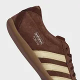 Championes Adidas Tokyo color marrón con las tres tiras laterales color crema.