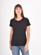 Remera básica de cuello redondo y manga corta, con corte ajustado al cuerpo.