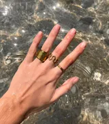 Anillo ancho de bronce con textura martillada.