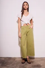 Pantalón jean color ladrillo, de corte ancho y tiro medio.