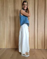 Pollera larga de denim color celeste claro, con corte en A y talle alto con elástico en la cintura.