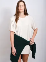 Pijama de viscosa y lino, color blanco, compuesto por una remera de manga corta y un short con elástico en la cintura.