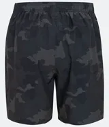 Bermuda deportiva de poliéster con estampado camuflado en tonos grises y blancos, cintura elástica con cordón ajustable y bolsillos laterales con cierre.