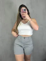 Short de tiro alto con estampado de rayas verticales en blanco y negro.