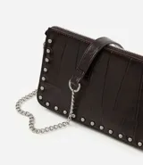 Cartera bandolera de diseño rectangular confeccionada en poliuretano con textura geométrica. Presenta detalles de tachas metálicas en los bordes, cierre superior y correa larga de cadena metálica.