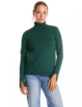 Polera de tejido fino, color rosado, con cuello alto, manga larga y detalle de tajo en los puños.