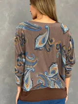 Blusa de lanilla liviana con estampado paisley en tonos chocolate y celeste, de corte oversize y mangas tres cuartos. Incluye una musculosa de tiras anchas en color chocolate por debajo.