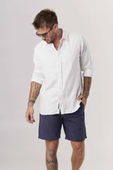 Camisa de manga larga color ladrillo, de corte clásico y confeccionada en lino.