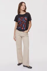 Pantalón de tiro medio y corte wide leg color beige, con diseño clásico de cinco bolsillos, presillas para cinto y cierre frontal con botón y cremallera.