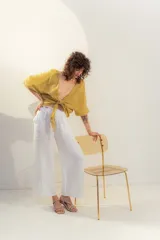 Top de lino color azul con escote en V profundo y lazo frontal para anudar. Posee mangas holgadas de largo tres cuartos.