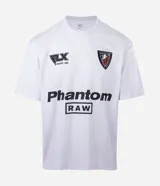 Remera de corte boxy fit confeccionada en microfibra de poliéster, con cuello redondo, manga corta y estampado frontal con la palabra Phantom y logo de Athletic Club.