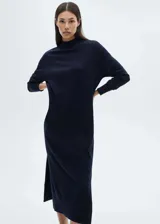Vestido midi de punto fino color azul marino, con diseño recto y holgado. Presenta cuello perkins, manga larga con puños acanalados y aberturas laterales en el bajo.