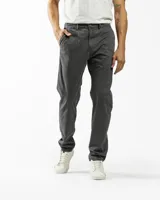 Pantalón chino largo color azul marino, de corte recto y tiro medio, con bolsillos laterales y cierre de botón y cremallera.