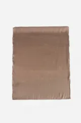 Pashmina rectangular de tejido satinado color marrón, con acabado brillante y bordes delicados.