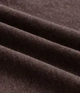 Remera polo masculina de tejido piqué marrón con textura, cuello y ribetes de mangas en tono contrastante, cierre frontal de dos botones y un bolsillo aplicado en el pecho.