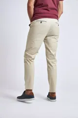 Pantalón chino color beige de gabardina, corte regular y logo bordado.