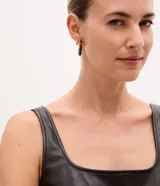 Kit de seis pares de aros tipo argolla, con diferentes tamaños y acabados. Incluye argollas lisas, argollas con acabado croissant y argollas revestidas en PU negro. Todas tienen cierre de pino y baño de oro batido.