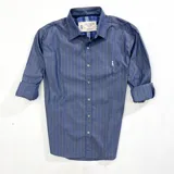 Camisa de vestir azul con rayas verticales grises, cuello italiano, manga larga con puños abotonados y logo bordado en el pecho.