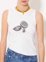 Musculosa blanca con estampado de medio limón y hojas.