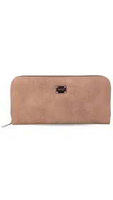 Billetera larga con cierre perimetral, confeccionada en material símil cuero con textura rugosa. Cuenta con placa metálica decorativa en el frente y múltiples compartimentos internos para tarjetas, billetes y monedas.