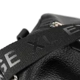 Bolso de viaje tipo duffel de cuero negro con doble asa de mano y correa de hombro ajustable.