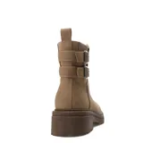 Botas de caña corta color taupe, con suela track y dos hebillas decorativas laterales. Presentan un diseño urbano con acabado mate y tirador en la parte posterior.