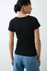 Remera de manga corta y cuello redondo confeccionada en suave tejido rib, con un diseño entallado al cuerpo.