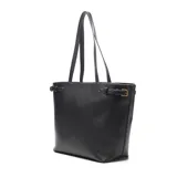 Cartera grande tipo shopper color negro, confeccionada en cuero sintético. Tiene doble asa fija para llevar al hombro o en la mano, forro interior textil, acceso con cierre y bolsillo interno con cierre.