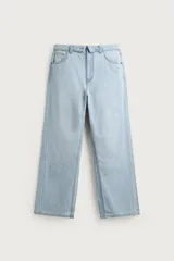 Jeans flare fit de denim celestes, ajustados en la parte superior y con botamanga ancha en campana, tiro medio y diseño de cinco bolsillos.