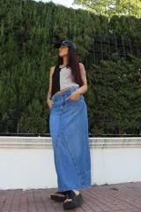 Musculosa con diseño color block, mitad negra y mitad gris claro, con cuello en V y logo bordado en el pecho.