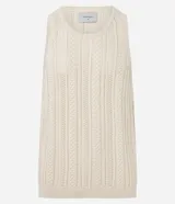 Musculosa masculina color blanco hueso, con cuello redondo y diseño texturizado de efecto ganchillo.