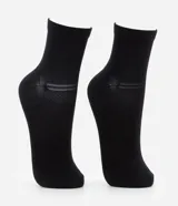 Kit de dos pares de medias deportivas blancas de caña media, confeccionadas en poliamida con buenas prácticas ambientales, de toque suave y ajuste cómodo.