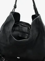 Cartera tipo hobo de cuero color marrón, con diseño de flecos largos en los laterales y la base. Presenta una correa fija para el hombro y un cierre frontal con solapa y hebilla metálica rectangular.