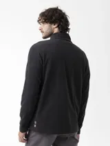 Buzo polar Merrell de color negro, confeccionado en tejido polar, con cuello alto y cierre frontal parcial de un cuarto de cremallera. Presenta el logo de la marca bordado en el pecho.