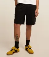 Bermuda masculina color marrón oscuro, confeccionada en tela French Terry, con cintura elástica y cordón de ajuste. Presenta bolsillos cargo funcionales a los lados.