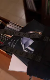 Remera de algodón premium con calce oversize, cuello redondo y mangas cortas. Presenta un estampado frontal gráfico con temática de Daft Punk en tonos verdes y violetas sobre fondo negro.
