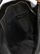 Cartera tipo saco de cuero suave, de diseño amplio y relajado, con asa para llevar al hombro, tiras anudadas a los lados y cierre.