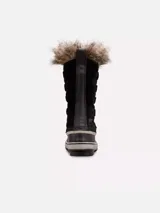 Bota de invierno impermeable Sorel, modelo Joan of Arctic, con exterior de gamuza negra, ribete de piel sintética en la parte superior y base de caucho vulcanizado con suela antideslizante.