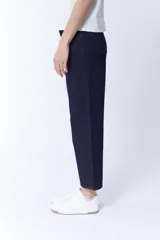 Pantalón de jean de corte recto color azul oscuro.