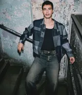 Pantalón de jean con corte baggy, de tiro alto y diseño holgado. Presenta un acabado desgastado y trabillas en la cintura.
