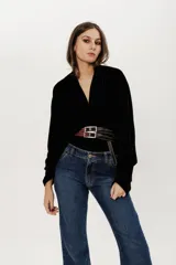 Saco tipo capa de terciopelo negro de corte holgado.