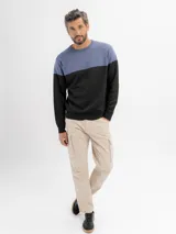 Pantalon cargo de hombre color caqui con bolsillos laterales en las piernas y corte recto.