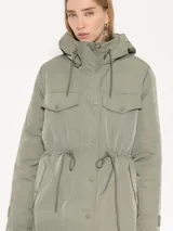 Parka verde militar de corte recto y holgado con cintura ajustable mediante cordón. Cuenta con capucha, bolsillos frontales con solapa y broches.