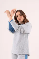 Conjunto de pijama color beige, compuesto por un buzo de manga larga con cuello redondo y un pantalón largo con cintura elástica.