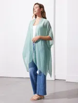 Kimono verde agua de gasa plisada con detalles de perlas en el borde.