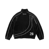 Campera deportiva de terciopelo negro Supreme x Umbro, con cierre frontal, cuello alto y ribetes blancos. Cuenta con bolsillos laterales, el logotipo de Umbro, el escudo del Club Nacional de Football y la inscripción 'Supreme' en tipografía gótica en el frente.
