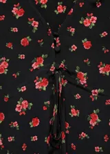 Blusa crop de viscosa con estampado floral, cuello en pico, manga larga con puños elásticos y detalle de lazo ajustable en la cintura con fruncido.
