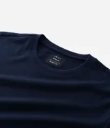Remera masculina de manga larga en color marrón, con textura waffle y cuello redondo.