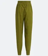 Pantalón jogger verde oliva de algodón con cintura elástica, bolsillos delanteros y tobillos elastizados.